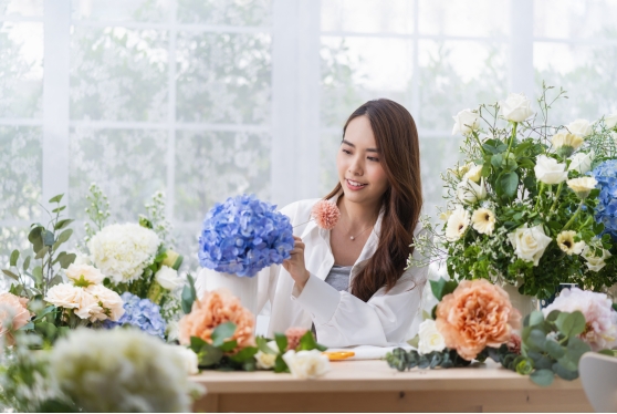 small-business-asia-female-florist-smile-arranging-flowers-floral-shop-flower-design-store-happiness-smiling-young-lady-making-flower-vase-customers-preparing-flower-work-from-home-business