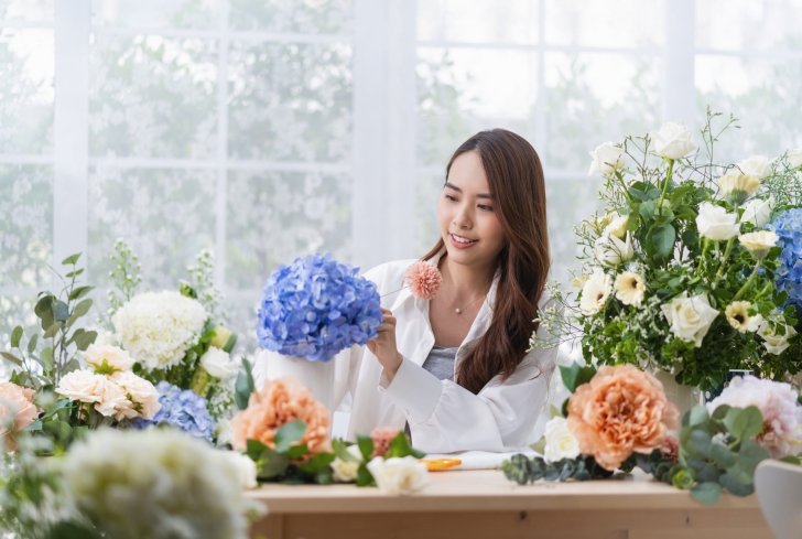 small-business-asia-female-florist-smile-arranging-flowers-floral-shop-flower-design-store-happiness-smiling-young-lady-making-flower-vase-customers-preparing-flower-work-from-home-business
